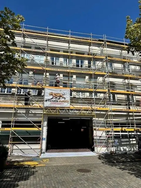 Schildersbedrijf Antwerpen B2B: bedrijfsgebouw in de stelling tijdens gevelschilderwerken in Antwerpen