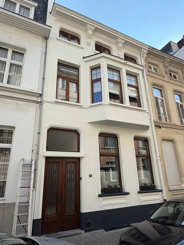 Schilderwerken Antwerpen: herenhuis in Antwerpen met wit geschilderde gevel en houten voordeuren