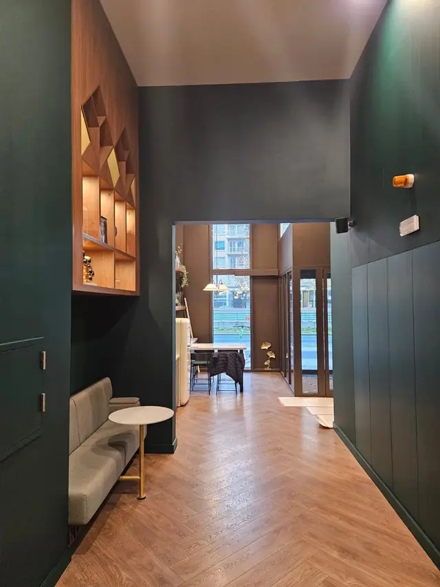Schilderwerken Antwerpen: inkomhal van Yays Hotel Antwerpen in donkergroen geschilderd
